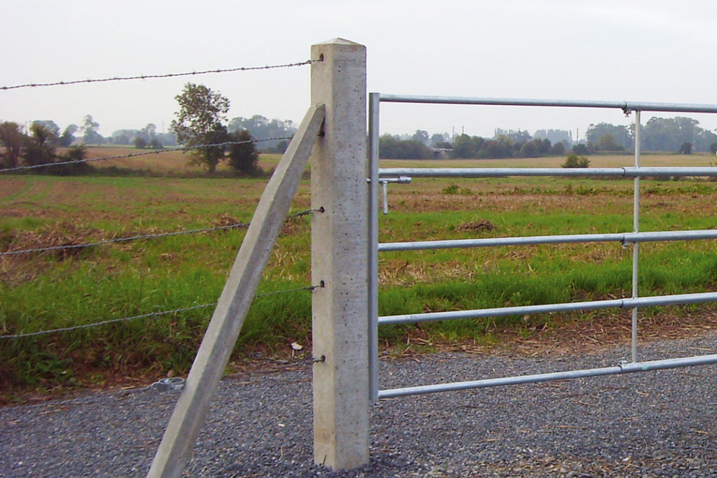 Poteaux en béton pour une fixation solide de vos portails et barrières